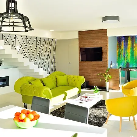 Domus Lauri Modern House *
