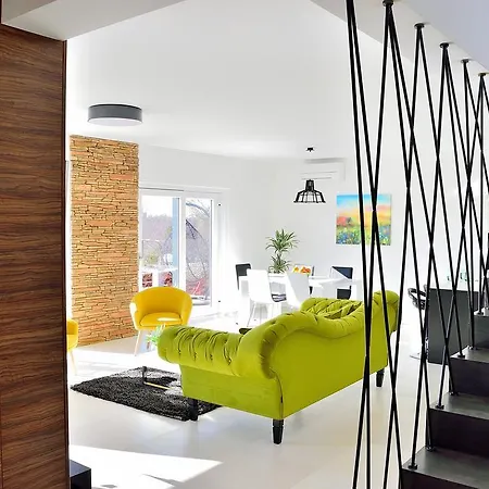 Domus Lauri Modern House *
